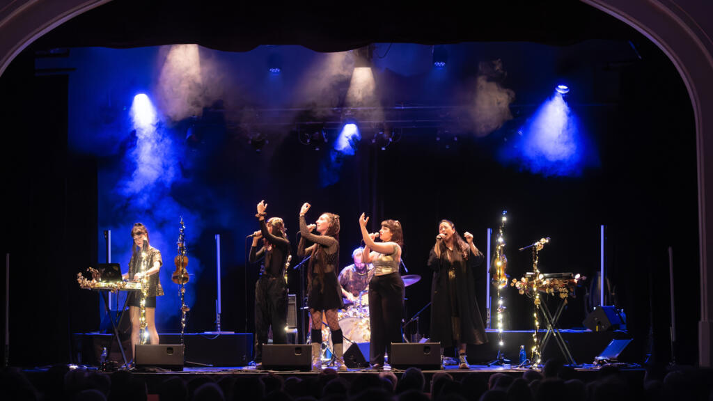 Las Baklavas et leur premier EP du même nom - à découvrir également en live au MaMa Festival à Paris le 16 octobre 2025.