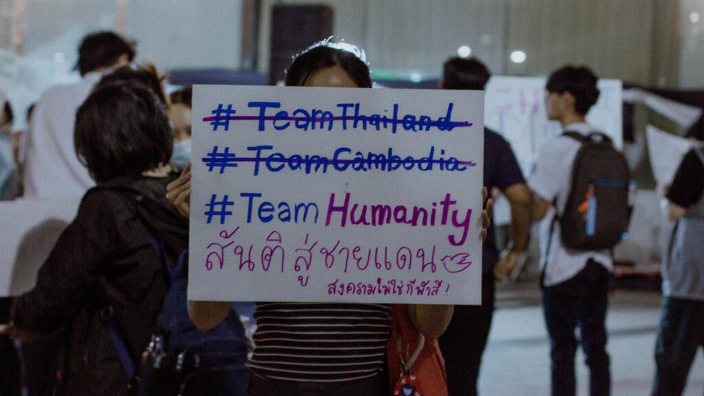 À Bangkok, des Thaïlandais manifestent contre la guerre avec le Cambodge