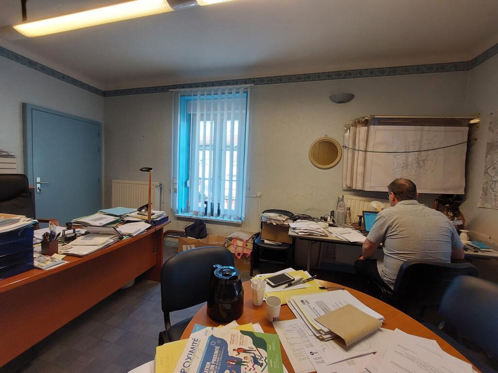Pascal Jost ne s’arrête jamais. Sur son bureau, en mairie, les dossiers s’entassent.