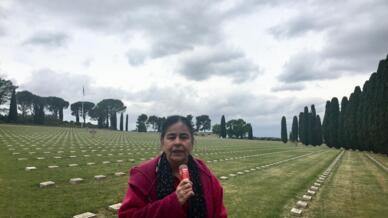 Bà Brigitte Sabattini, giảng viên đại học Aix-Marseille, tại nghĩa trang quân đội Luynes, ngoại ô Aix-en-Provence, tháng 06/2019.