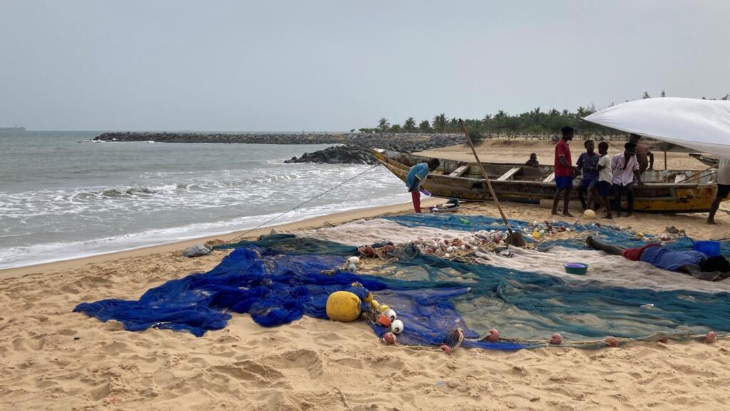 Vue de la plage de Seyive, dans les quartiers est de Cotonou où l’on aperçoit les pêcheurs qui y travaillent et les épis rocheux construits pour retenir le sable.