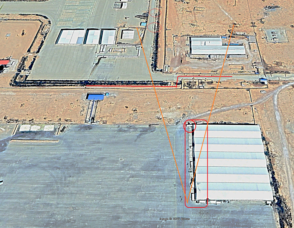 La scène se déroule devant ces hangars de la base d'Al-Khadim, en Libye. Coordonnées : 31.999064520985577, 21.20060010227619.