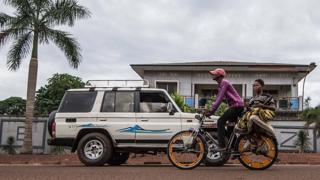 Un tolekiste transporte une femme sur l'avenue Bonsomi à Mbandaka, au nord-ouest de la RDC en 2018. (Image d'illustration)