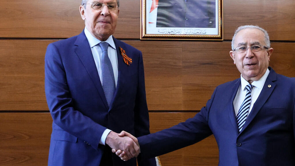O Ministro das Relações Exteriores russo Sergei Lavrov (esq.) aperta a mão do Ministro das Relações Exteriores da Argélia, Ramtane Lamamra, durante sua reunião em Argel, em 10 de maio de 2022.
