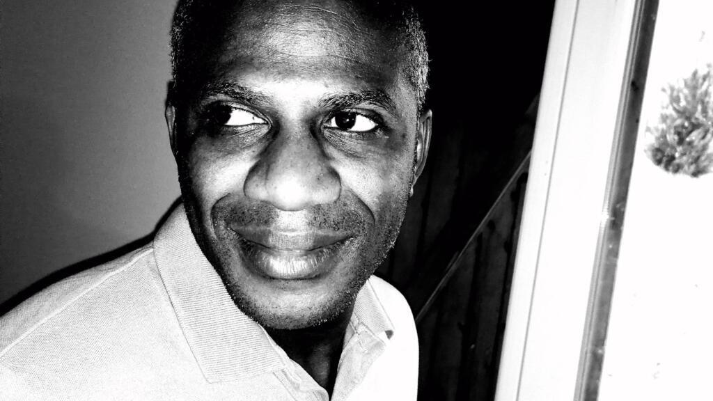 Né à Mayotte en 1981, Nassuf Djailani est poète, romancier et dramaturge.