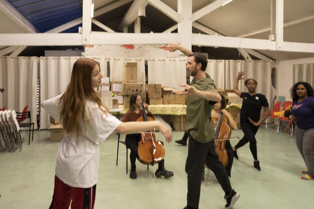 «En musique pour plus d'humanité», une initiative de l'orchestre Atelier Ostinato et un concert gratuit dirigé par Chloé Dufresne ce vendredi 17 février à la Maison de la Mutualité à Paris.