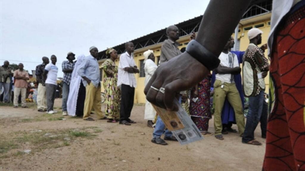 À Bouaké, des Ivoiriens attendent leur tour pour voter lors de l'élection présidentielle, le 31 octobre 2010.