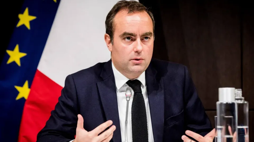 Le ministre des Armées, Sébastien Lecornu, lors d'une réunion le 26 mars 2024 au ministère des Armées, à Paris (image d'illustration).