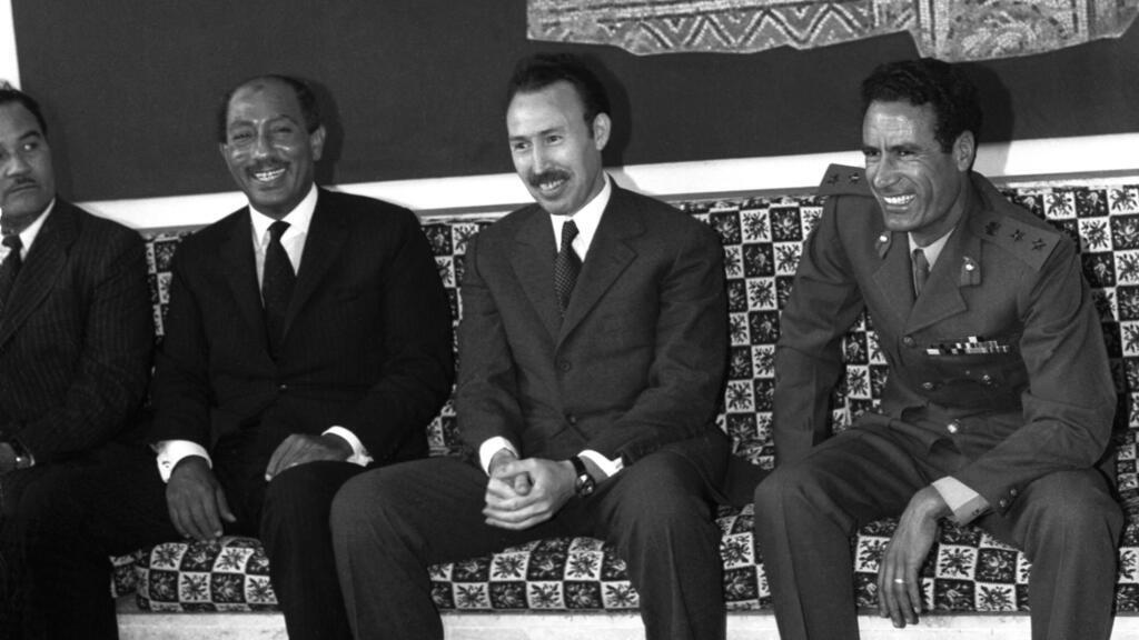 Le leader libyen Col. Mouammar Kadhafi (d), le président algérien Houari Boumédiène (c) et le président égyptien Anouar el-Sadate (g).