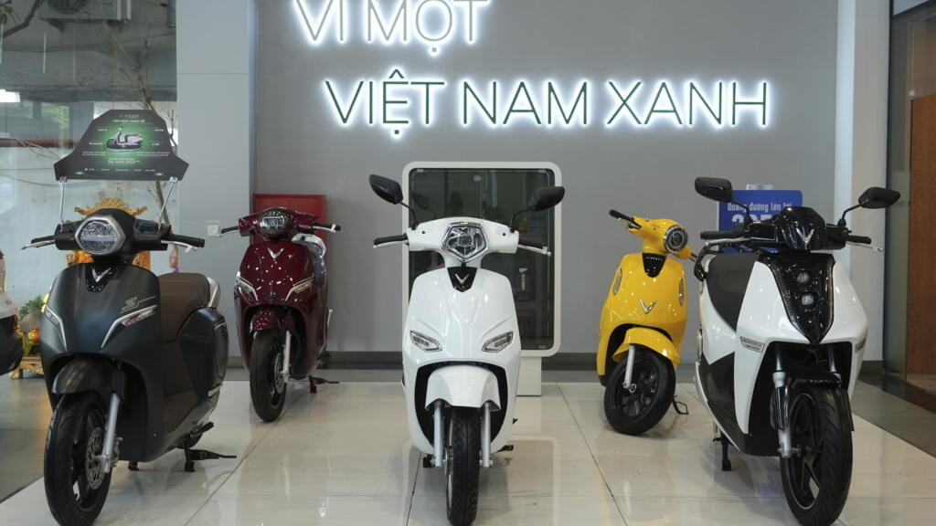 Ảnh minh họa : Một showroom xe máy điện của VinFast tại Hà Nội, Việt Nam, ngày 10/06/2024.