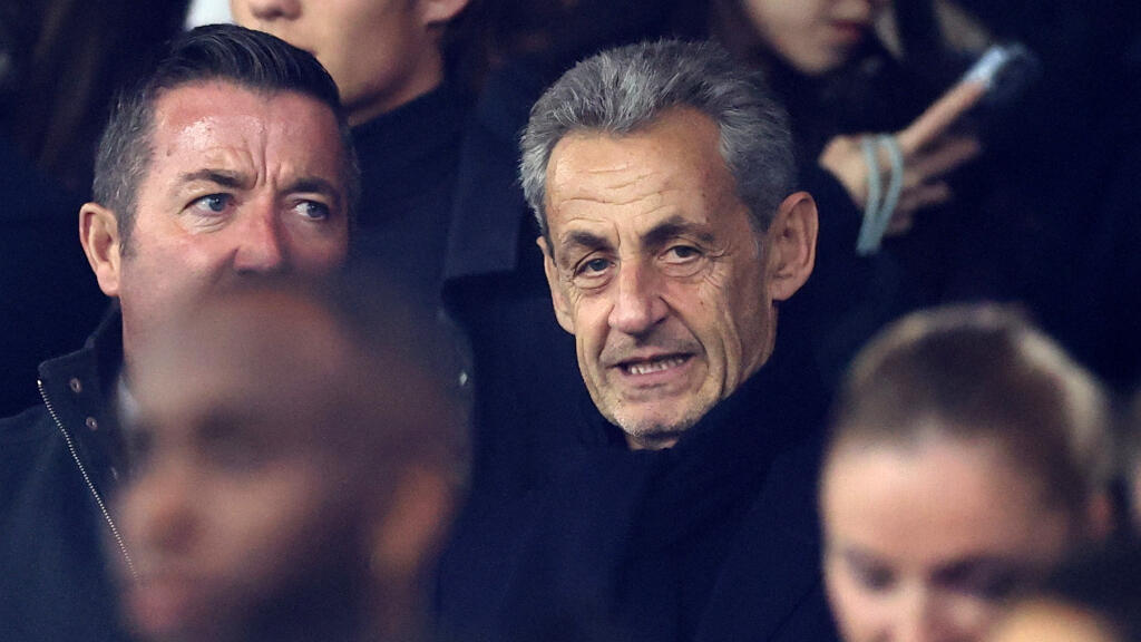 L'ancien président français Nicolas Sarkozy à l'intérieur du Parc des Princes avant le match de Ligue 1 - Paris St Germain - AJ Auxerre - Stade Parc des Princes, Paris, France - 27 septembre 2025. 