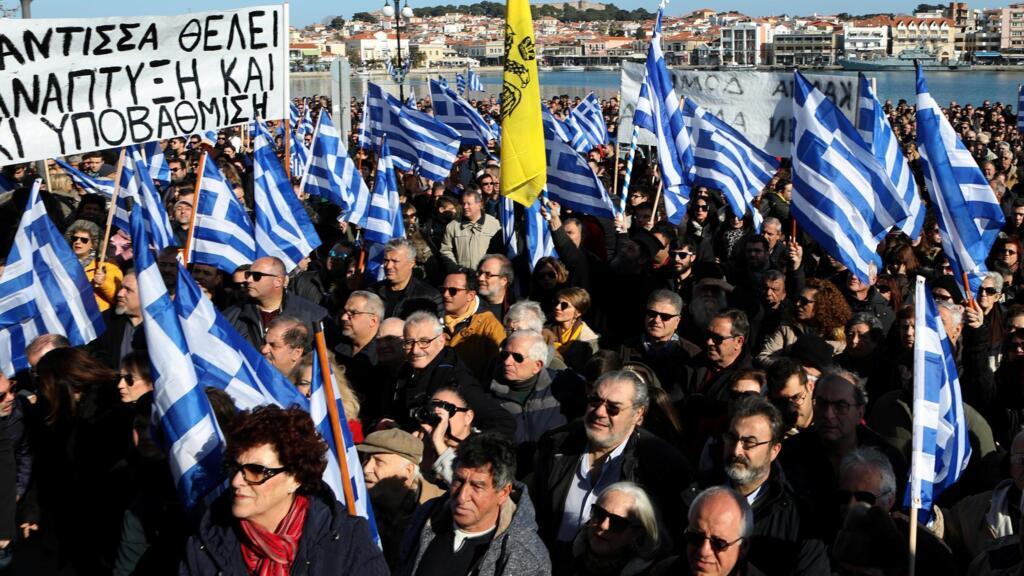 À Mytilène, sur l'île grecque de Lesbos, les habitants ont manifesté, mercredi 22 janvier, contre les camps de migrants surpeuplés.