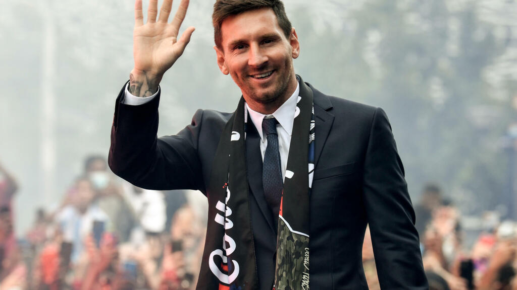 La nouvelle recrue du Paris Saint-Germain, l'Argentin Lionel Messi, salue les supporters venus l'acclamer, le 11 août 2021 devant le Parc des Princes, après sa présentation officielle en conférence de presse