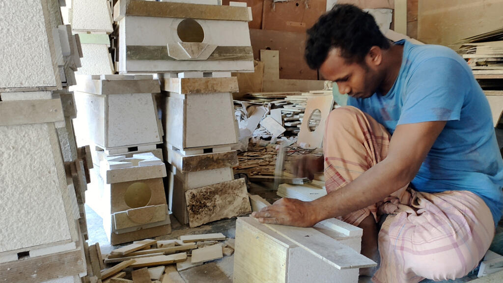 A la sortie des chantiers, des menuisiers construisent des fours artisanaux à partir d’une fibre récupérée des bateaux, qu’ils décrivent comme de l’amiante.