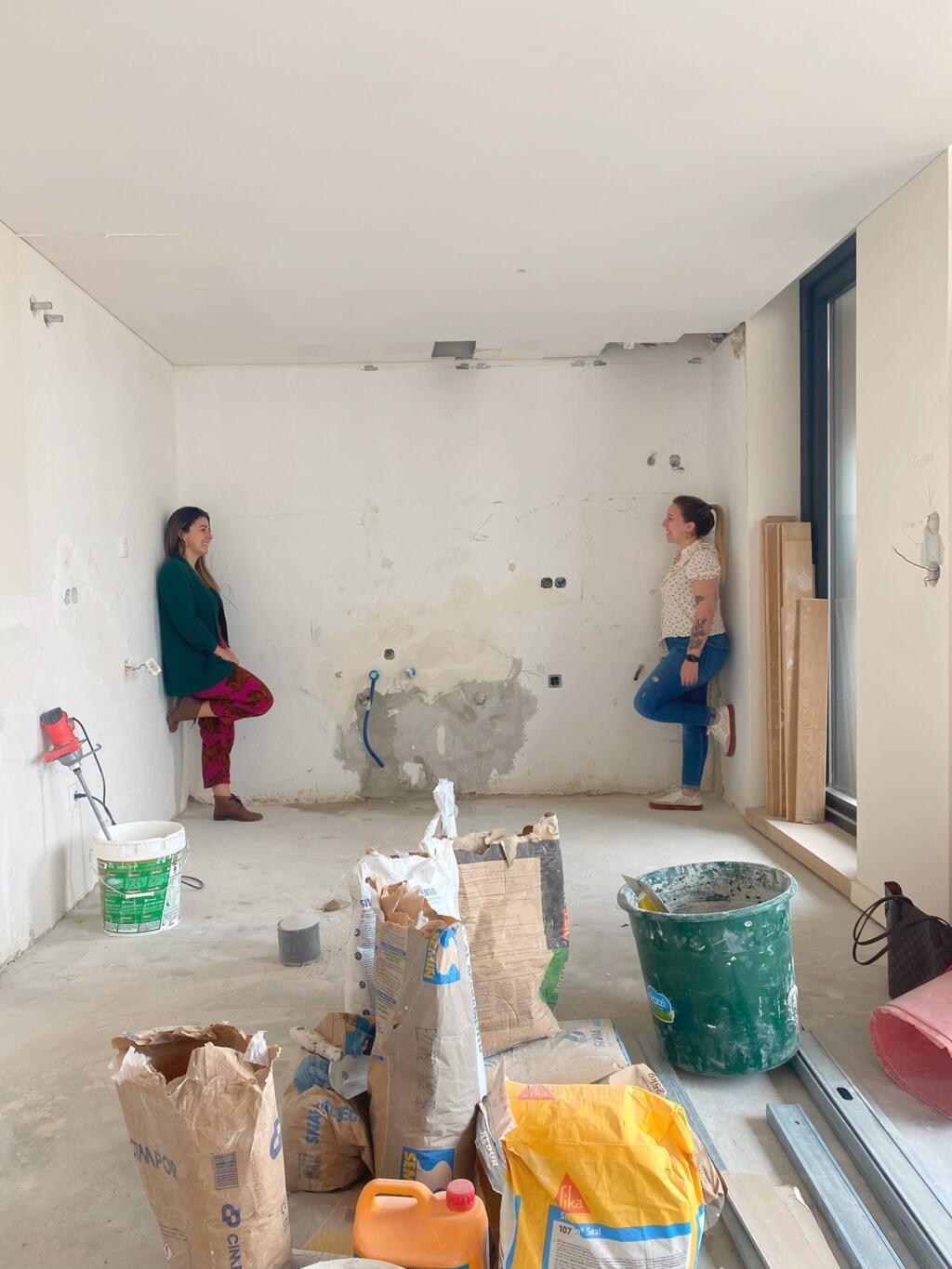 Thayanna Botelho e Rebeca Bitencourt numa obra