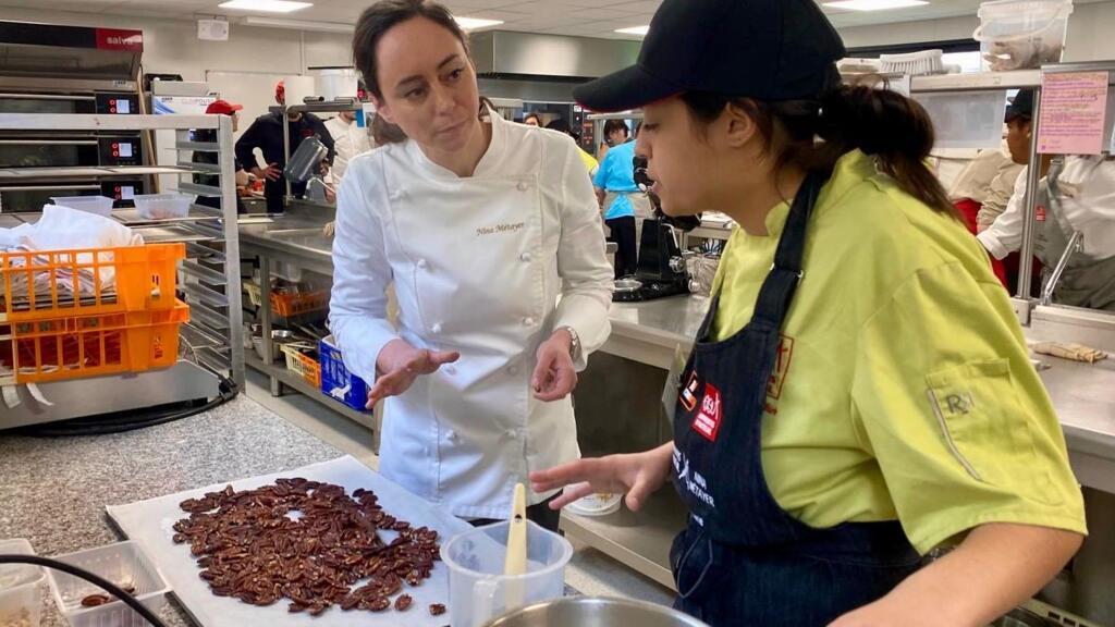 Des élèves d'un cours de cuisine.