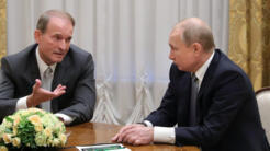 Nhà tài phiệt và dân biểu Ukraina Viktor Medvedchouk (T) cùng tổng thống Nga Putin tại St Petersbourg, Nga, ngày 18/07/2019.