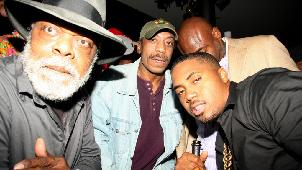 Trois générations de Jones avec, Olu Dara entouré de son père Charles Jones II, à sa gauche, et son fils Nas, à droite, lors de la fête d'anniversaire de ce dernier en 2006 au Canal Room, à New York.