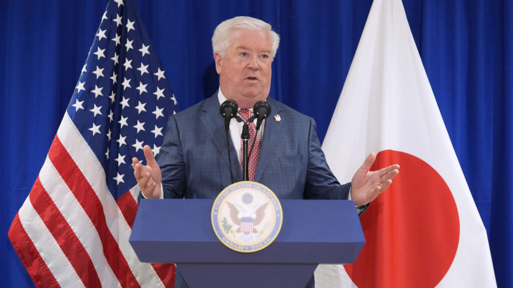 资料图片:美国驻日本大使乔治·格拉斯于2025年4月18日星期五抵达东京后,在新闻发布会上回答记者提问。(Kazuhiro Nogi/Pool Photo via AP)