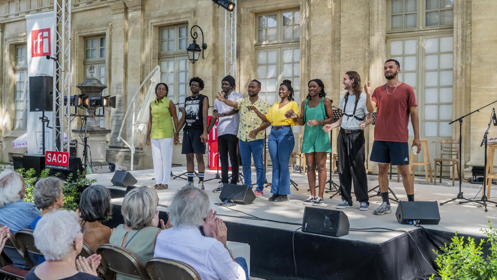 L'autrice Stéphanie François, les comédiens et musiciens, à la fin de la lecture de «Fifi, les tambours et les étoiles», à Avignon, juillet 2024.