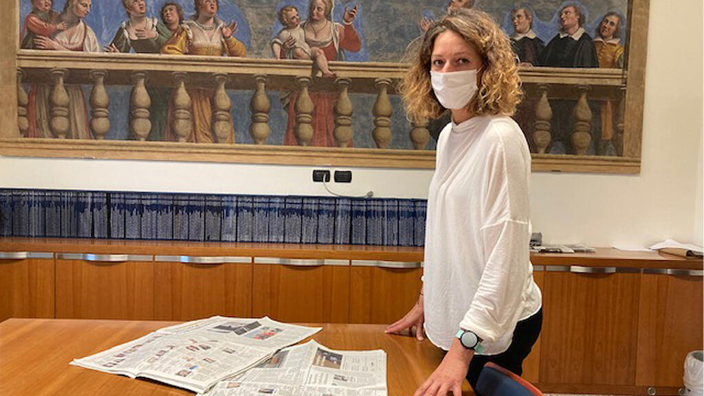 Dans la salle de conférence de l’Eco di Bergamo, Daniela Taiocchi consulte les archives des nécrologies.