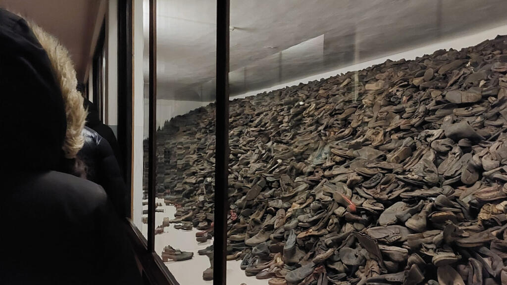 La Shoah s'incarne au fil de la visite à travers des récits de rescapés et de nombreux effets personnels de disparus.