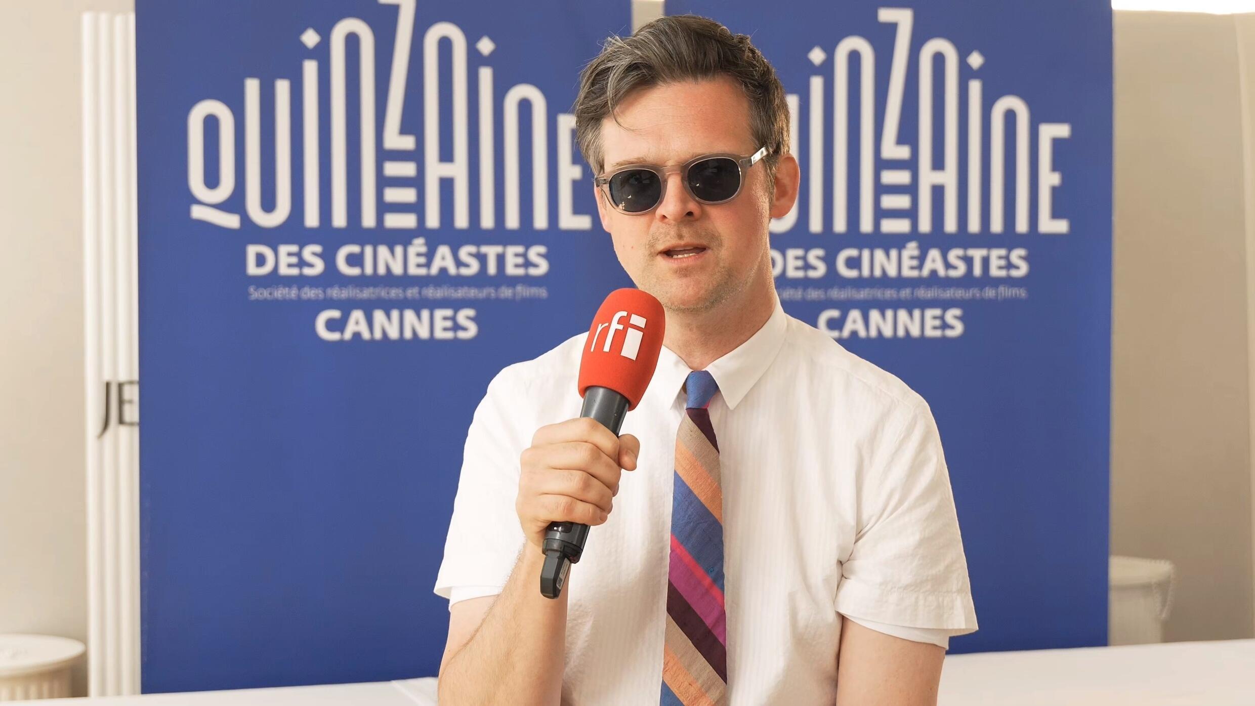 متیو رنکین، کارگردان فیلم «زبان بین‌المللی» درحال گفتگو با ار.اف.ای در جریان هفتاد و هفتمین جشنواره بین‌المللی فیلم کن. 19 مه 2024