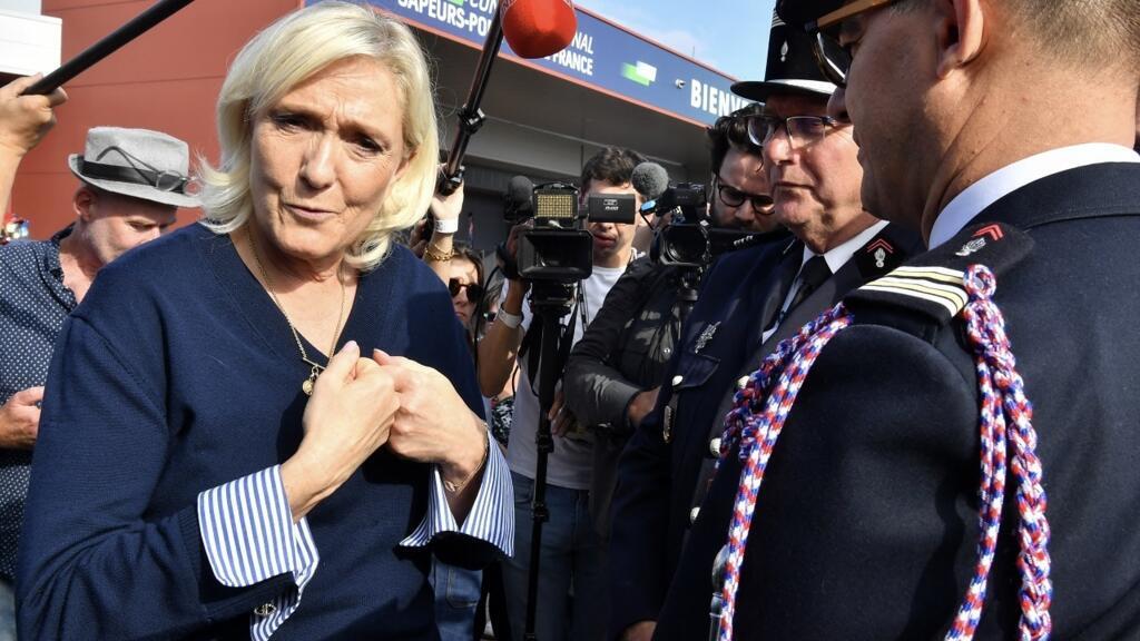 Marine Le Pen, cheffe de file du Rassemblement national, à un congrès des sapeurs-pompiers dans la ville du Mans, le 10 octobre 2025.