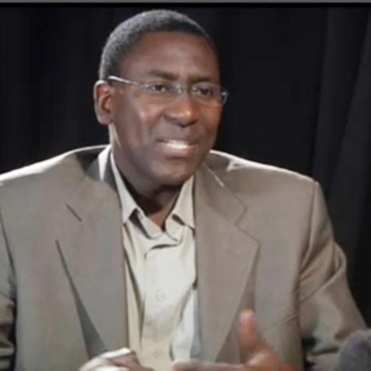 Mamoudou Gazibo Introduction à La Politique Africaine Mamoudou Gazibo: repenser un «État social» incluant le monde rural et  l'informel - Invité Afrique