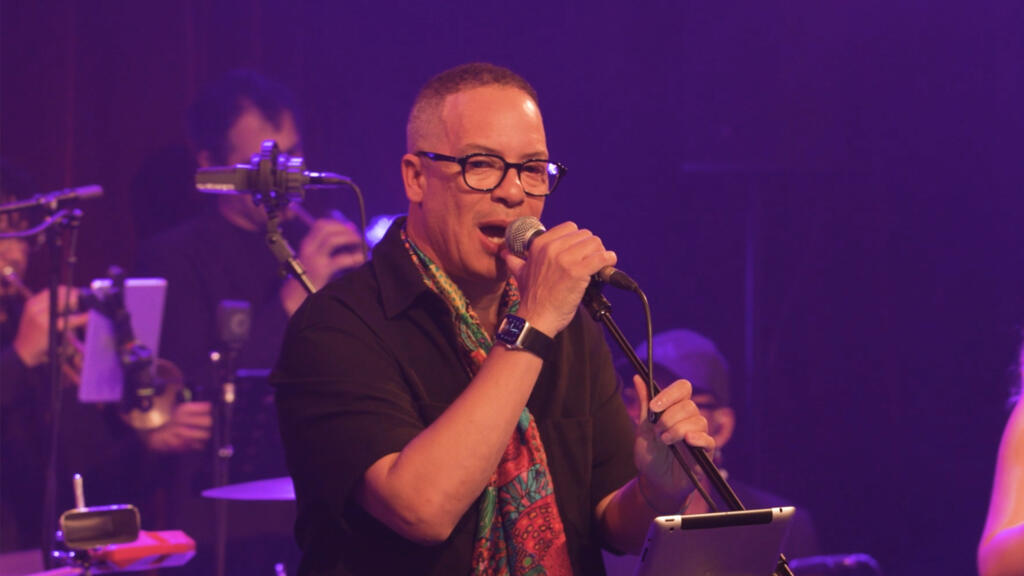 Le salsero cubain Issac Delgado en concert au studio de l'Ermitage, à Paris, en octobre 2025.