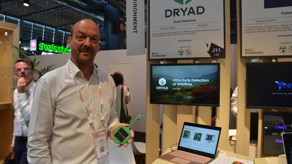 Cartsen Brinkschulte pose devant son stand à VivaTech avec son outil de détéection précoce de feux de forêt, Dryad.