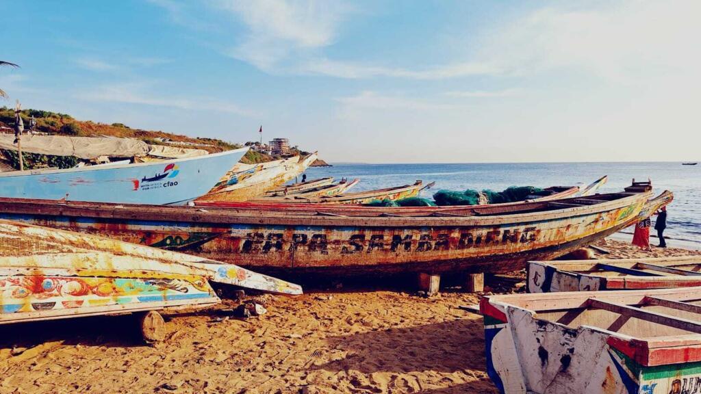 Pirogues sur la plage de Ouakam au Sénégal.