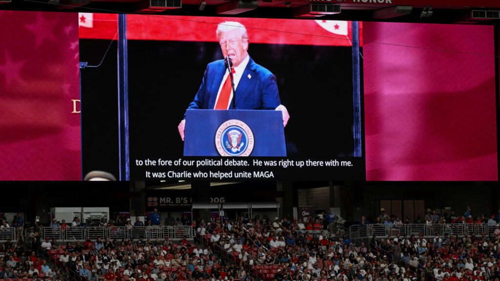 Donald Trump apparaît șa ceremonia de comemorare a activistului conservator Charlie Kirk, Stadionul Glendale, Arizona, Statele Unite, 21 septembrie 2025.