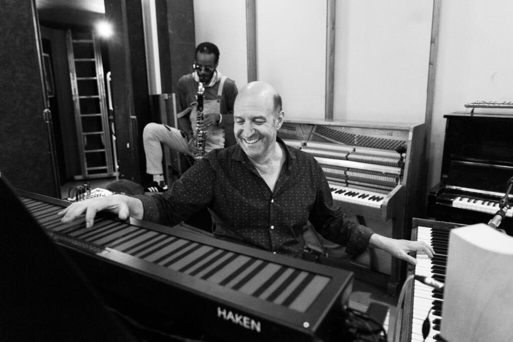 Le pianiste Randy Kerber devant Jowee Omicil.