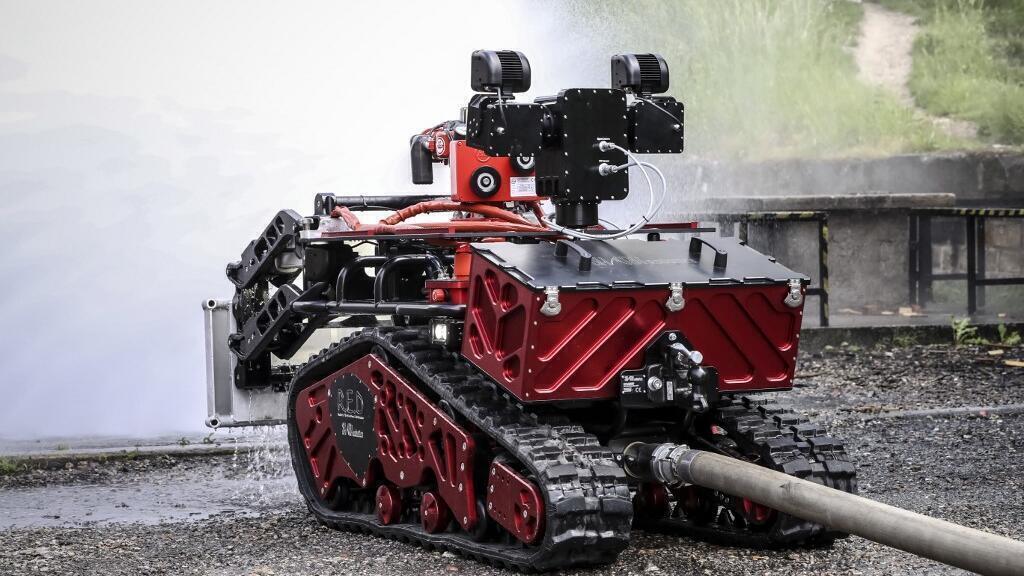 Robot chữa cháy tự động « Colossus » của Shark Robotics trong một cuộc diễn tập hồi năm 2017. 