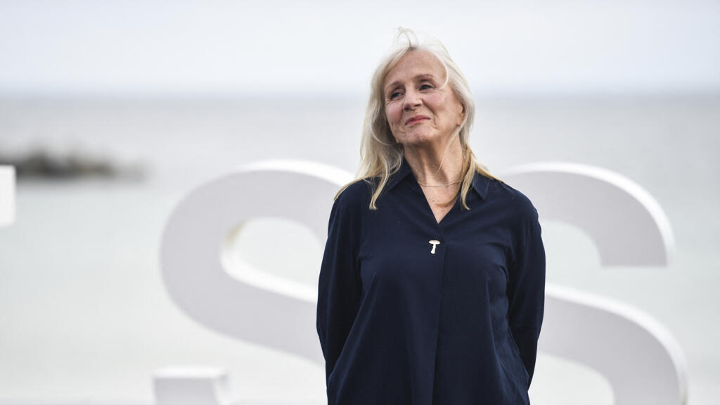 L'actrice française Hélène Vincent pose pour promouvoir le film « Quand vient l'automne » lors du 72e Festival international du film de Saint-Sébastien, dans la ville basque espagnole de Saint-Sébastien, le 22 septembre 2024.