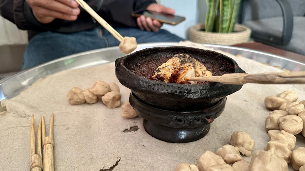 Le ti'hilo est un plat originaire de la région nord du Tigré, mais il est de plus en populaire à Addis Abeba.