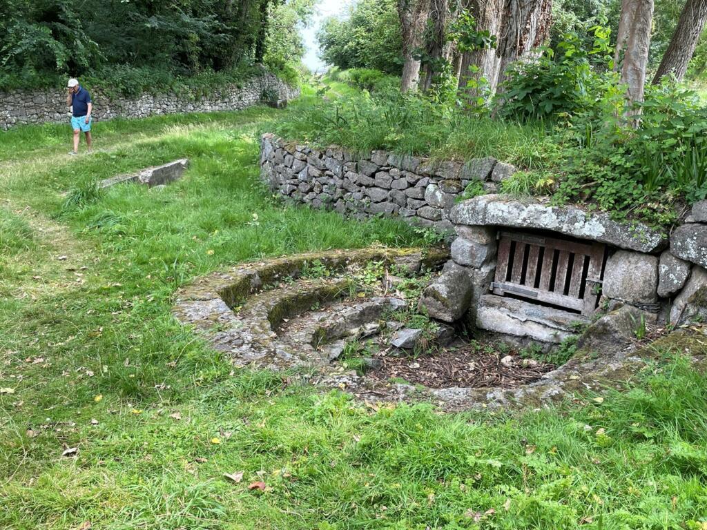 Un lavoir construit par les détenus à Chausey.