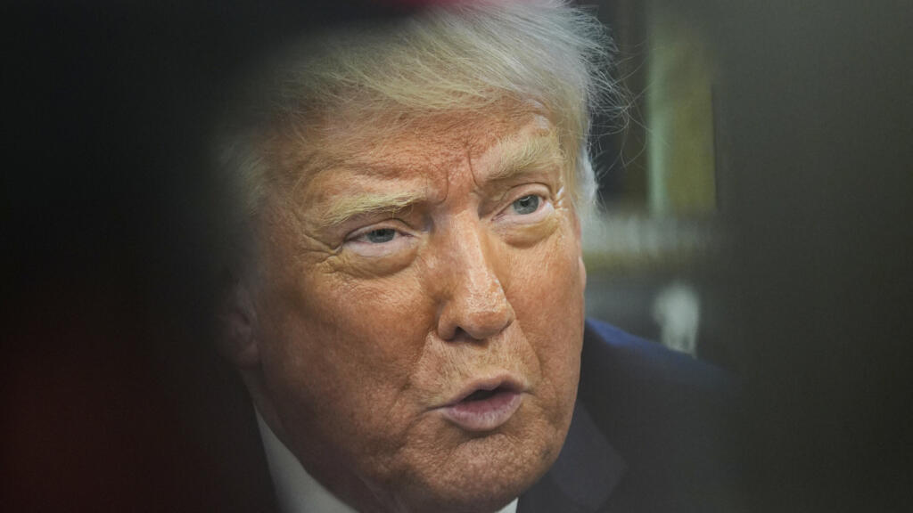 Le président Donald Trump s'exprime lors de la signature de décrets dans le bureau ovale de la Maison Blanche, le jeudi 17 avril 2025, à Washington.