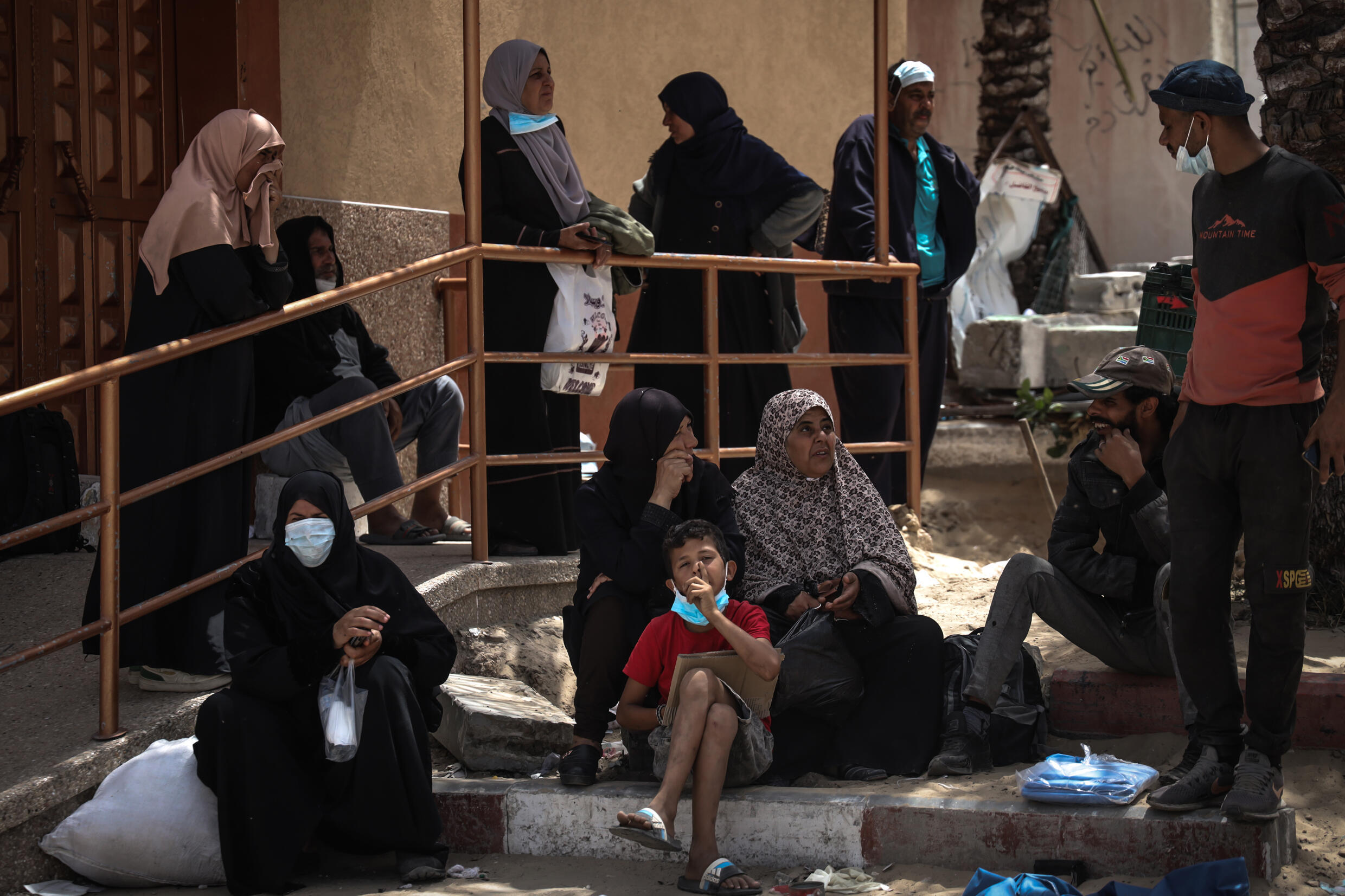 Los gazatíes buscan a sus familiares en las fosas comunes del hospital