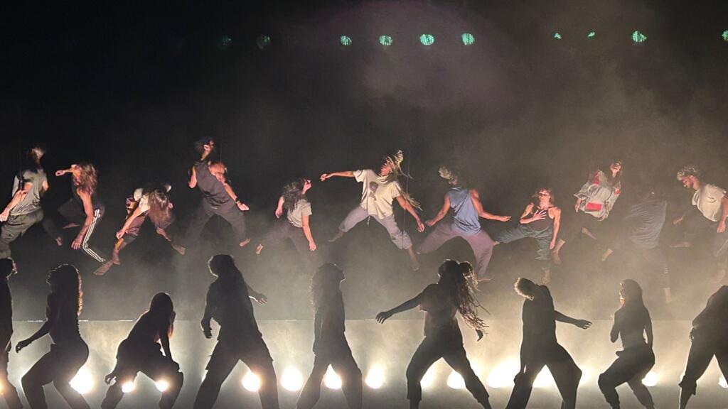 Bailarinos do corpo de baile do Theatro Municipal de São Paulo em ensaio no Théâtre de la Ville de Paris, na capital francesa, em ensaio em 22 de setembro de 2025.