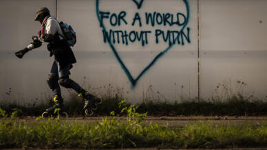 Ảnh minh họa : Dòng chữ « Vì một thế giới không có Putin » trên một bức tường ở Zurich, Thụy Sĩ. Ảnh chụp ngày 29/10/2022.