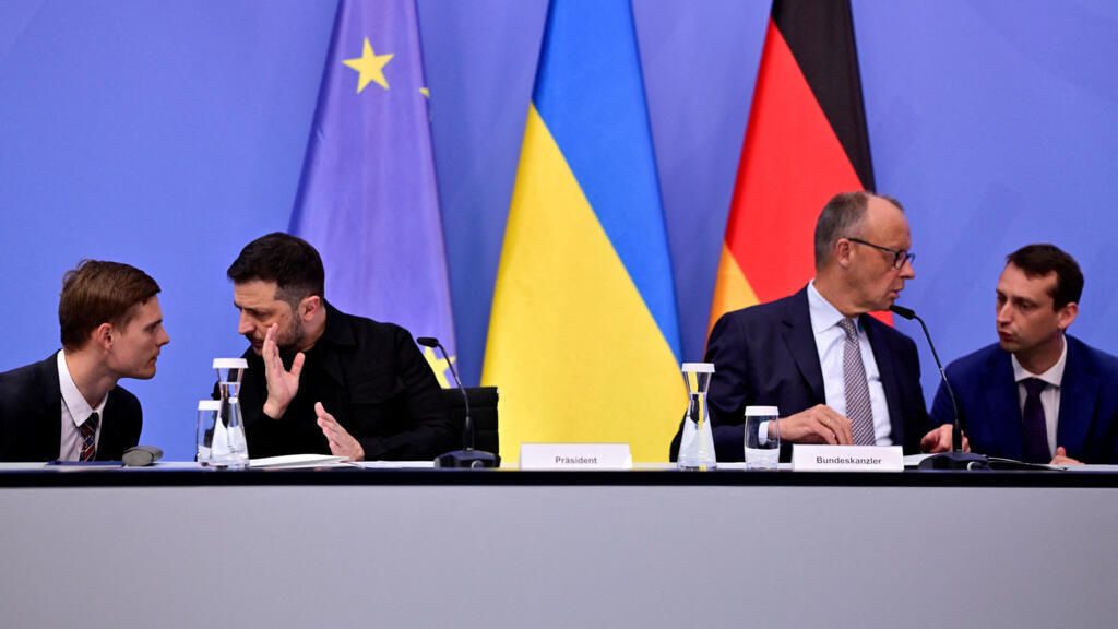 Tổng thống Ukraina Volodymyr Zelensky và thủ tướng Đức Friedrich Merz trao đổi với các cố vấn, chuẩn bị cho cuộc họp trực tiếp giữa các nhà lãnh đạo châu Âu và tổng thống Mỹ Donald Trump ngày 13/08/2025 trước thượng đỉnh Trump-Putin.
