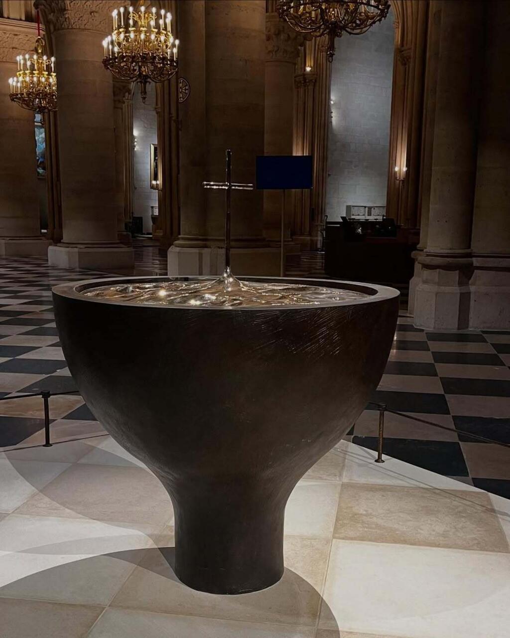 Le baptistère, bronze patiné et bronze poli miroir