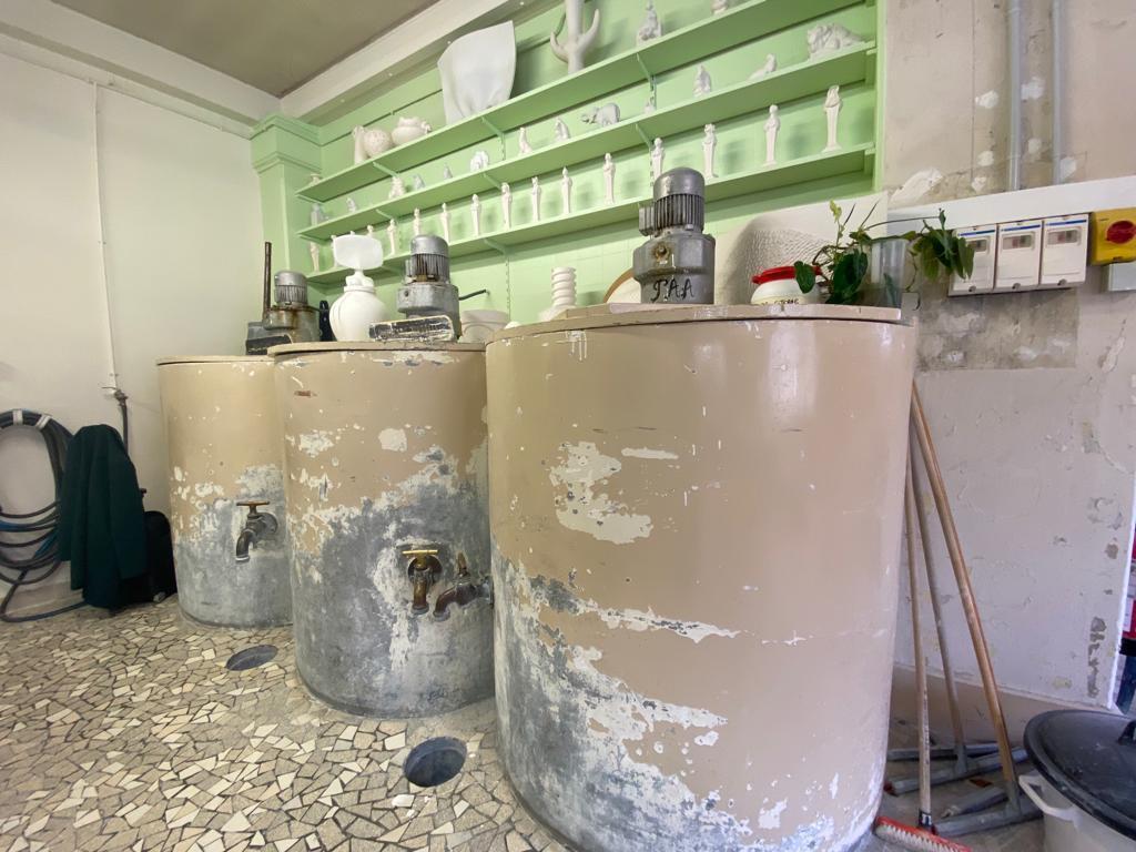 Cuves de porcelaine liquide, barbotine, à l'atelier petit coulage