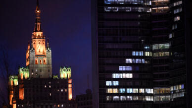 Un edificio administrativo de Moscú forma la letra "Z" con ventanas iluminadas, un símbolo del apoyo a la acción militar rusa en Ucrania, el 8 de mayo de 2022