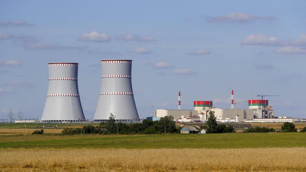Une vue de la première centrale nucléaire de Biélorussie qui a été construite par la société nucléaire d'État russe Rosatom, près d'Astravets, en Biélorussie, le vendredi 7 août 2020. Rosatom détient 35 à 40% des capacités mondiales d'enrichissement.