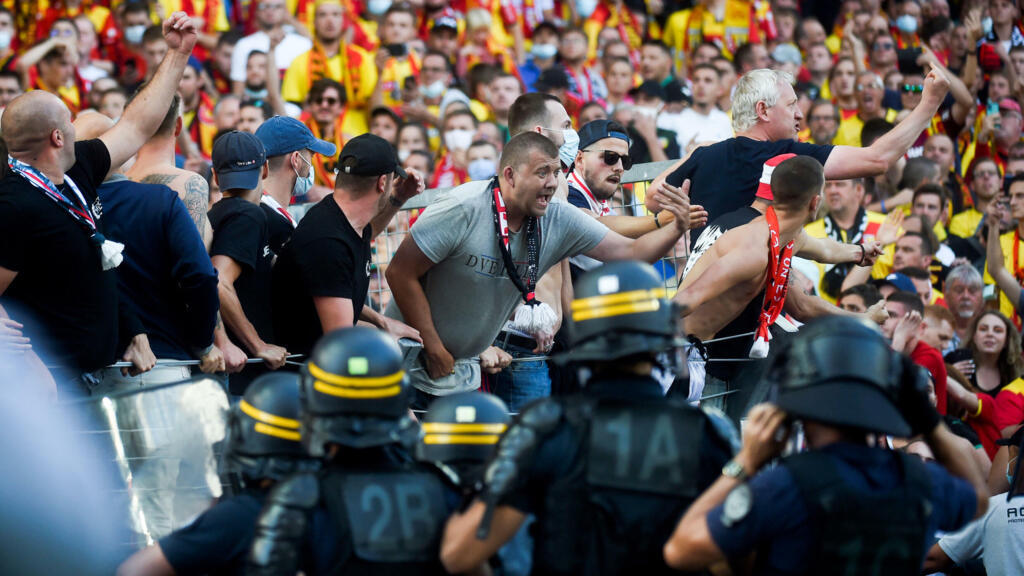 Les forces de l'ordre tentent de contenir les supporters lensois surexcités lors du match Lens-Lille au stade Bollaert, le 18 septembre 2021.