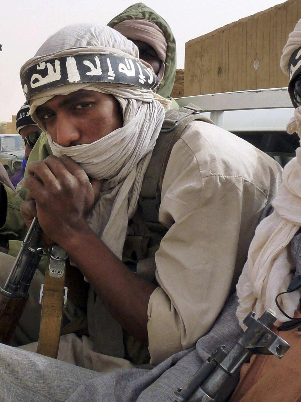 Yogni oqizayotgan qizlarning yaqindan olingan videosi