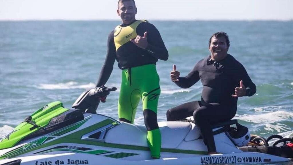 Na foto, de pé à esquerda, Thiago Jacaré, ao lado de Márcio Freire, em um jet-ski, na praia do Norte, em Nazaré, em Portugal.